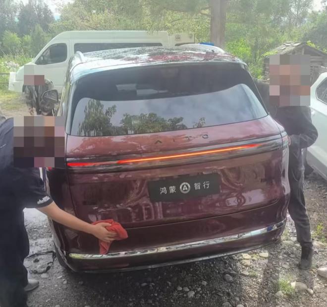 全新问界M7实车曝光：家族化设计全面升级智能与空间双突破(图2)