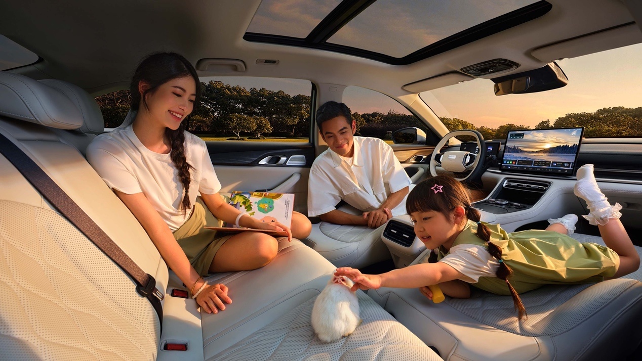 吉利银河A7上市首日破万单：省油、大空间、高配智能家庭用车新选择(图2)