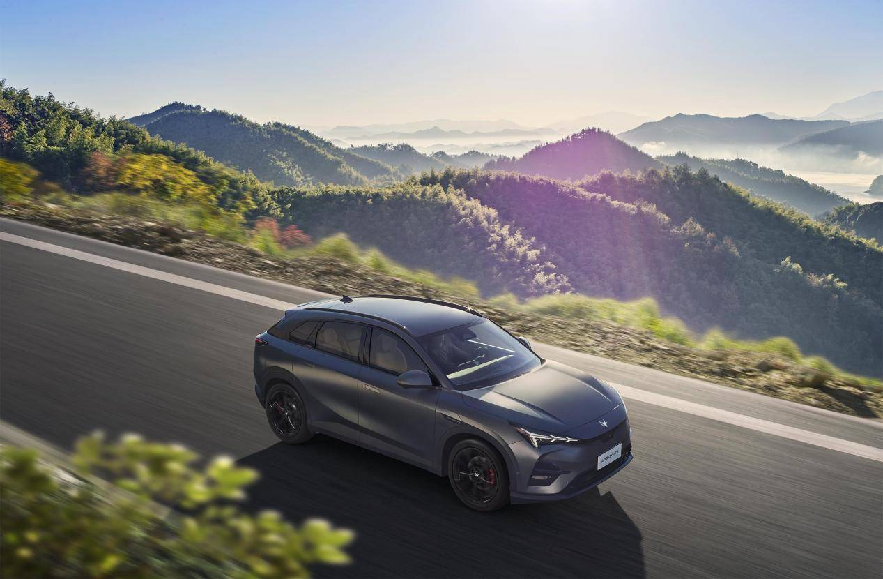 北汽蓝谷匠心之作 极狐阿尔法T5凭“智能+空间+安全”三重优势圈粉(图1)