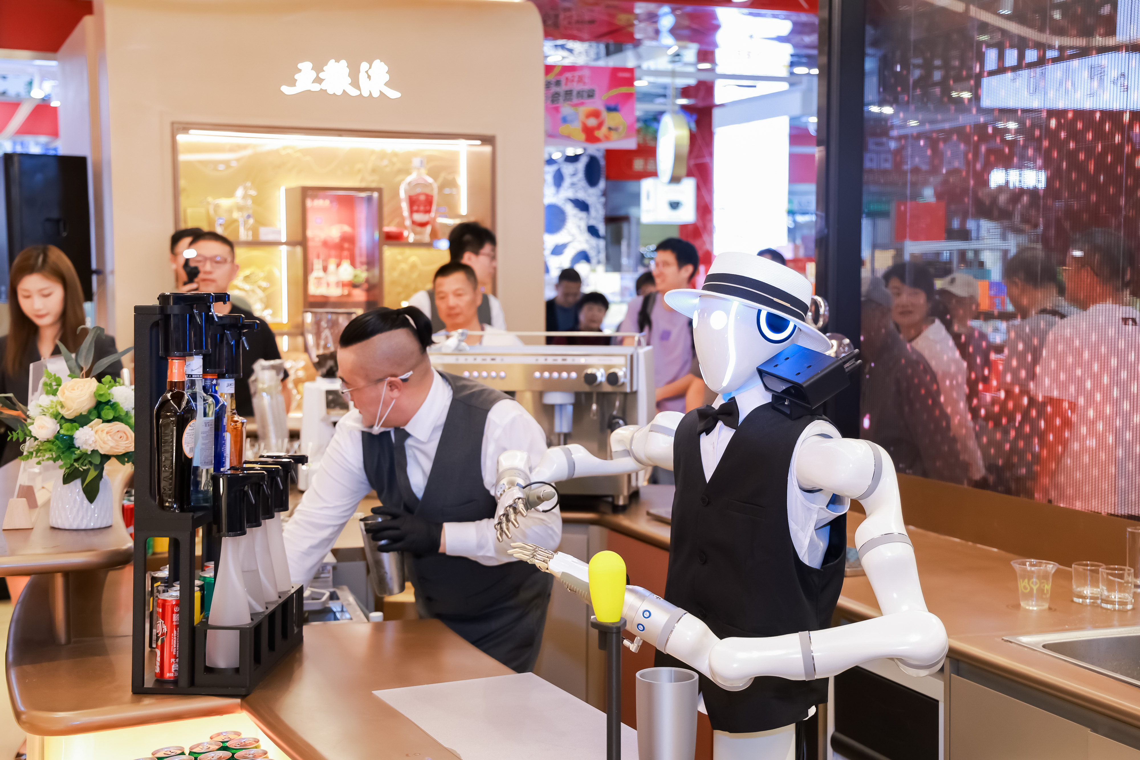 眸深智能携手光明食品探索机器人服务新场景(图2)